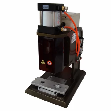 Pneumatikus kitűző készítő prés